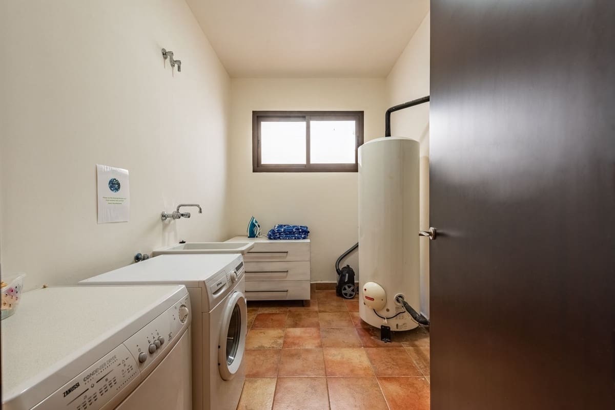 3 bedroom Townhouse for sale in Benahavis with pool garage - € 550,000 (Ref: 9386551)