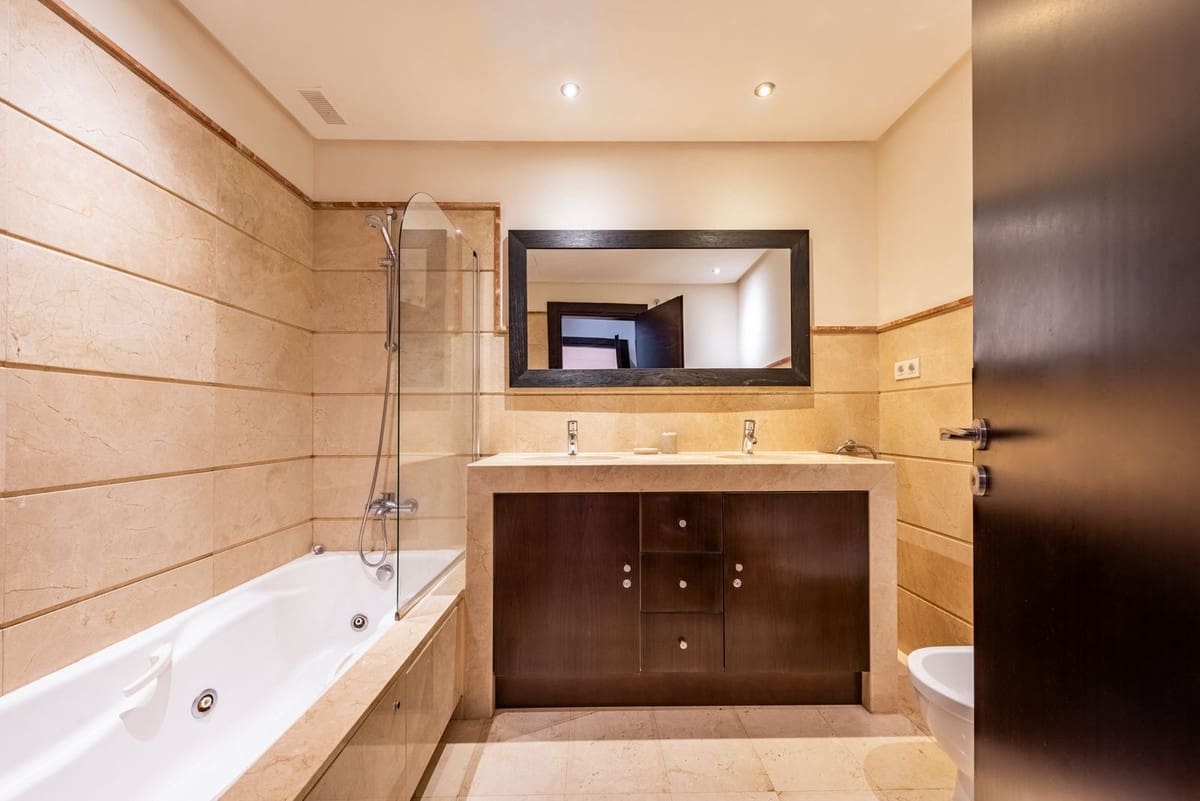 3 bedroom Townhouse for sale in Benahavis with pool garage - € 550,000 (Ref: 9386551)