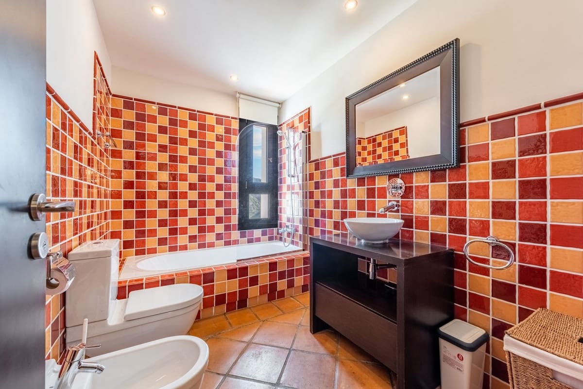 3 bedroom Townhouse for sale in Benahavis with pool garage - € 550,000 (Ref: 9386551)