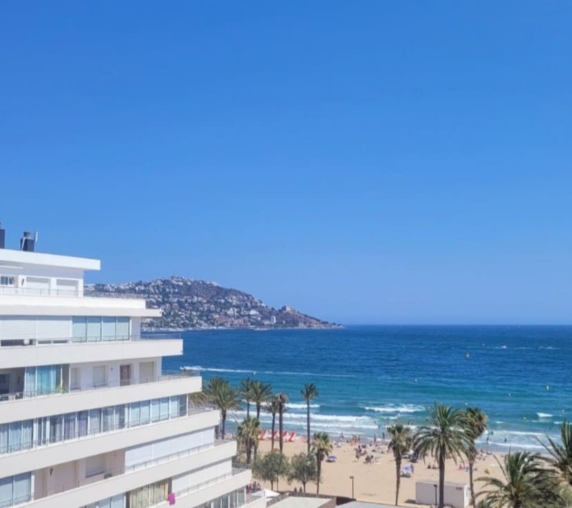 1 slaapkamer Strandappartement te koop in Roses met zwembad - € 162.000 (Ref: 10012156)