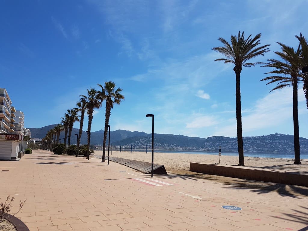 1 bedroom Beach Apartment for sale in Roses with pool - € 162,000 (Ref: 10012156)