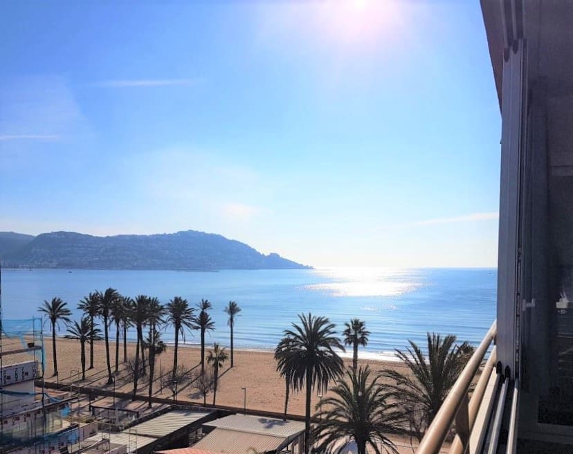2 bedroom Beach Apartment for sale in Roses with pool - € 300,000 (Ref: 10044081)