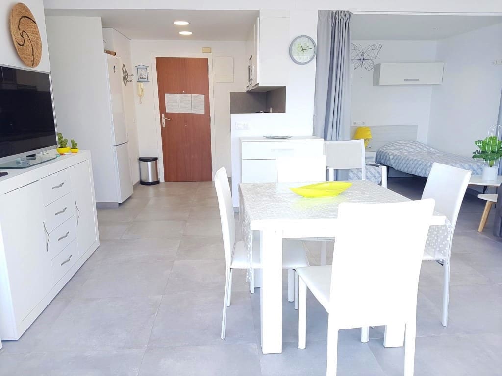 2 bedroom Beach Apartment for sale in Roses with pool - € 300,000 (Ref: 10044081)