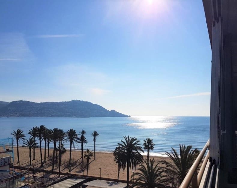2 bedroom Beach Apartment for sale in Roses with pool - € 300,000 (Ref: 10044081)