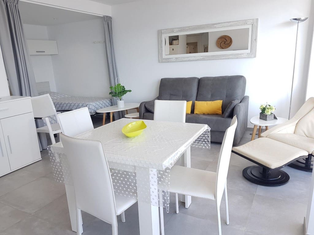 2 bedroom Beach Apartment for sale in Roses with pool - € 300,000 (Ref: 10044081)