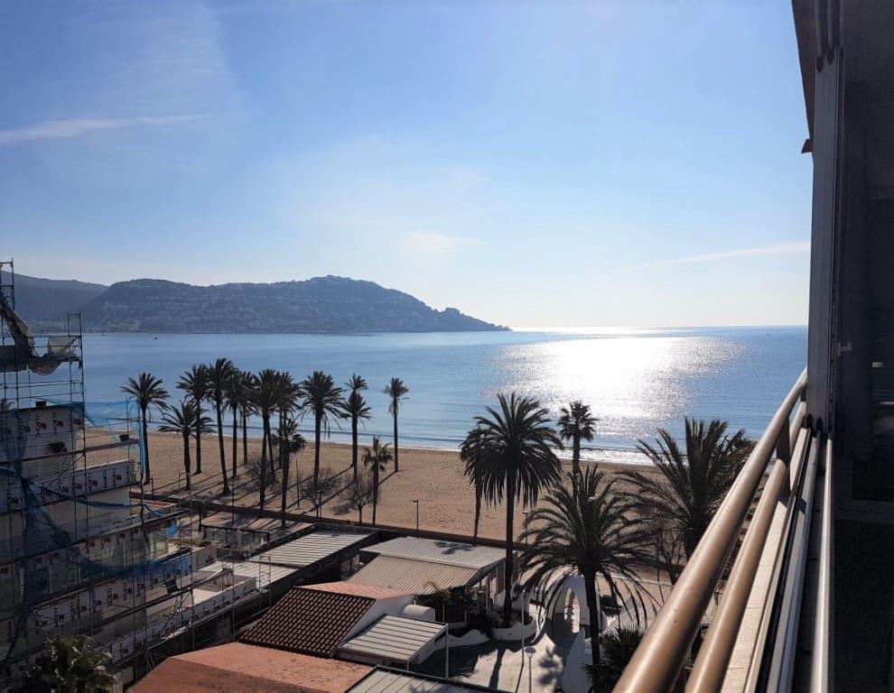 2 bedroom Beach Apartment for sale in Roses with pool - € 300,000 (Ref: 10044081)