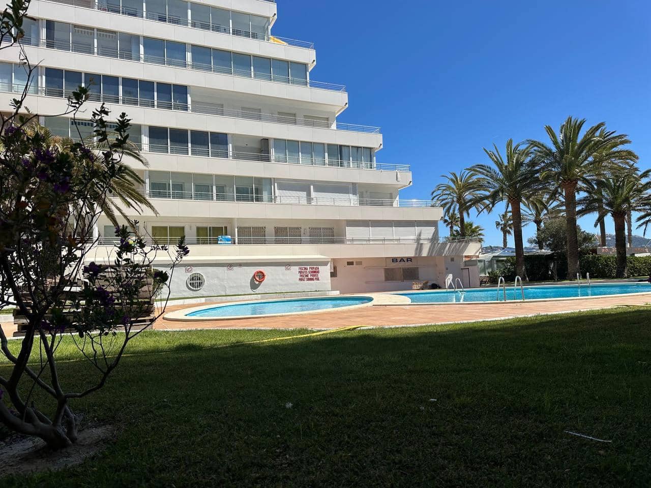 2 bedroom Beach Apartment for sale in Roses with pool - € 300,000 (Ref: 10044081)