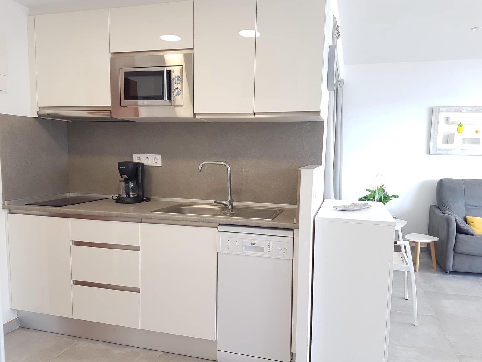 2 bedroom Beach Apartment for sale in Roses with pool - € 300,000 (Ref: 10044081)