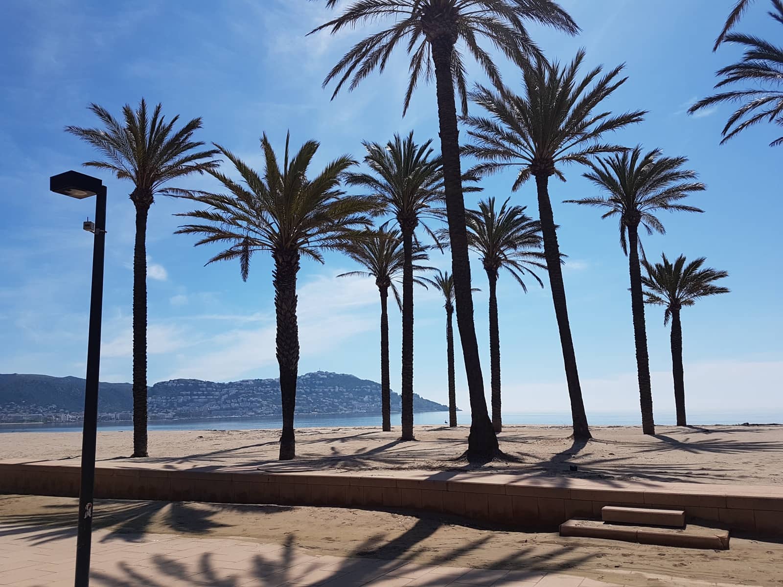 2 bedroom Beach Apartment for sale in Roses with pool - € 300,000 (Ref: 10044081)