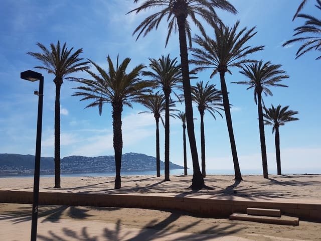 2 bedroom Beach Apartment for sale in Santa Margarida, Roses with pool - € 300,000 (Ref: 10044081)