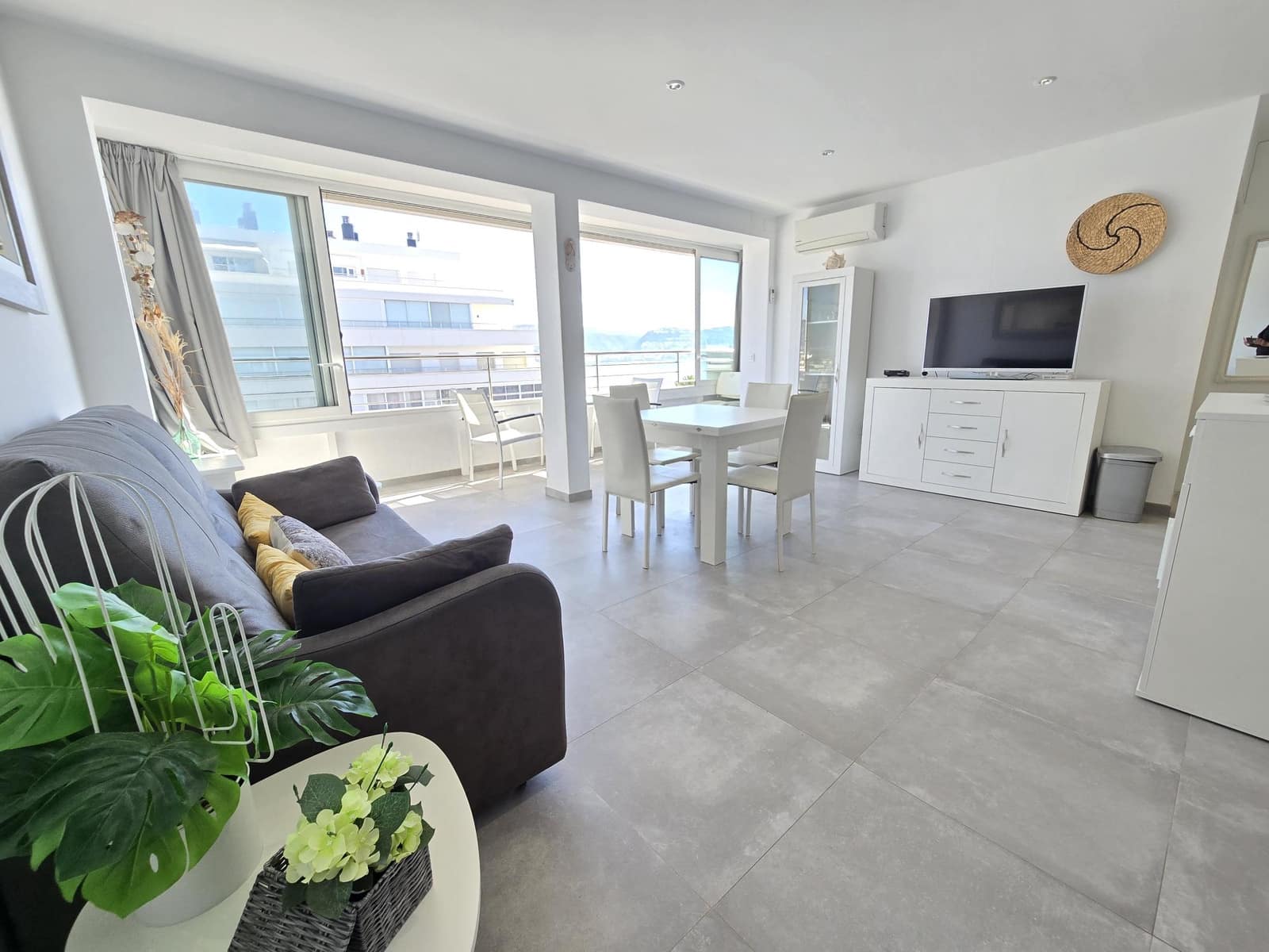 2 bedroom Beach Apartment for sale in Roses with pool - € 300,000 (Ref: 10044081)