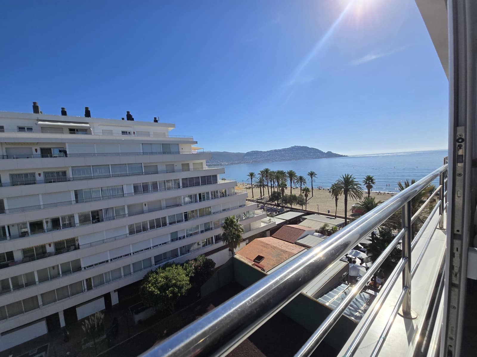 2 bedroom Beach Apartment for sale in Roses with pool - € 300,000 (Ref: 10044081)
