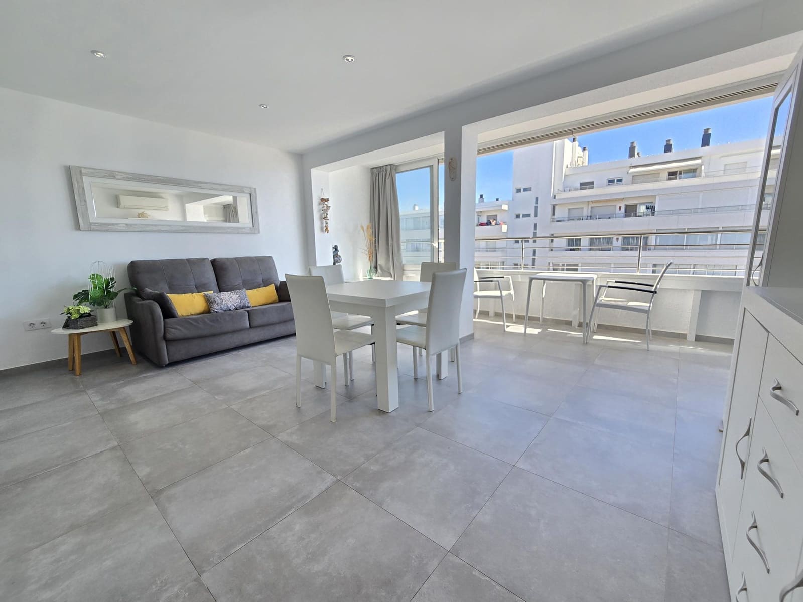 2 bedroom Beach Apartment for sale in Roses with pool - € 300,000 (Ref: 10044081)