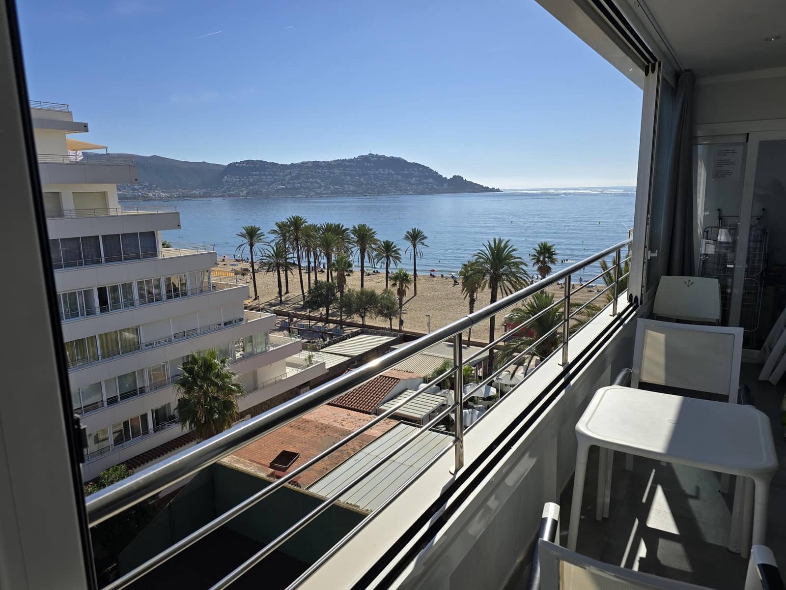 2 bedroom Beach Apartment for sale in Roses with pool - € 300,000 (Ref: 10044081)