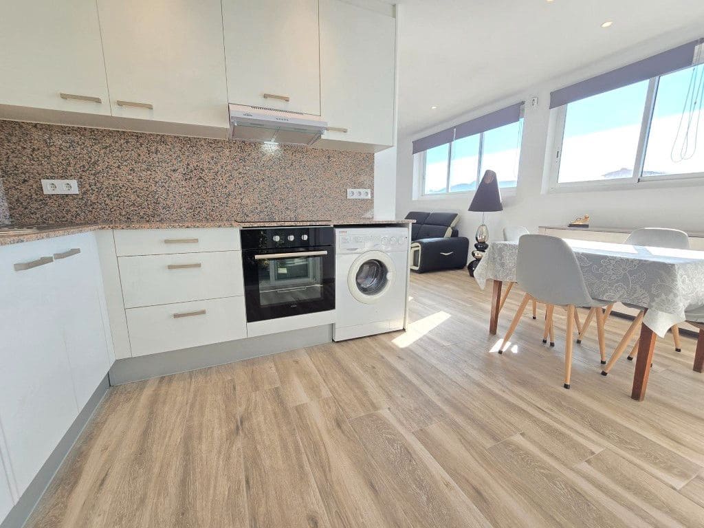 5 slaapkamer Villa te koop in Roses met garage - € 375.000 (Ref: 8840363)