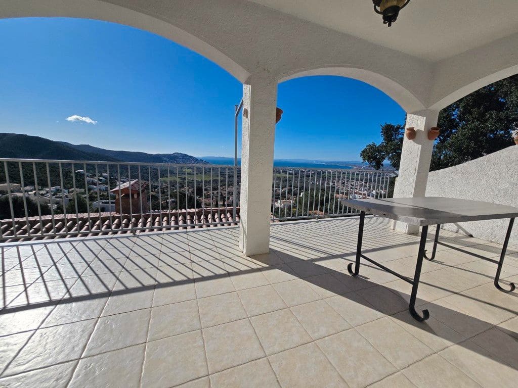 5 slaapkamer Villa te koop in Roses met garage - € 375.000 (Ref: 8840363)