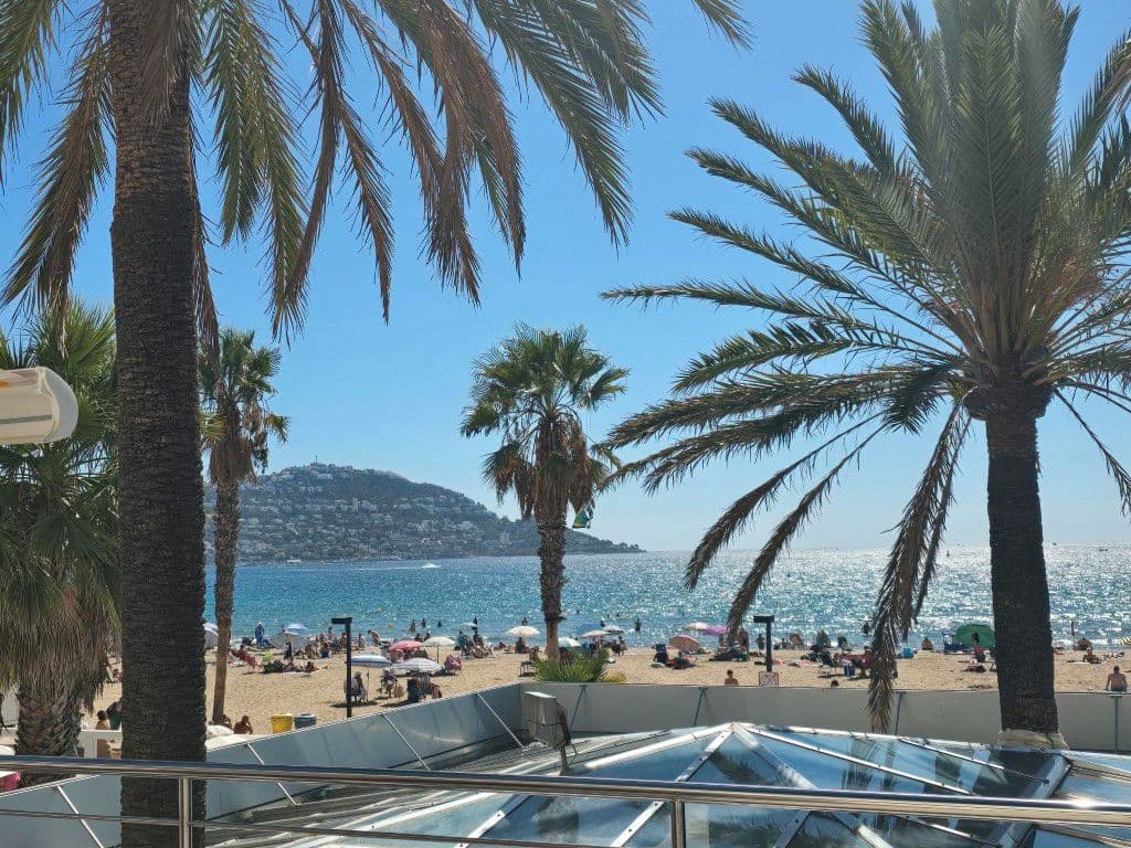 1 soveværelse Strandlejlighed til salg i Roses med swimmingpool - € 349.500 (Ref: 9205484)