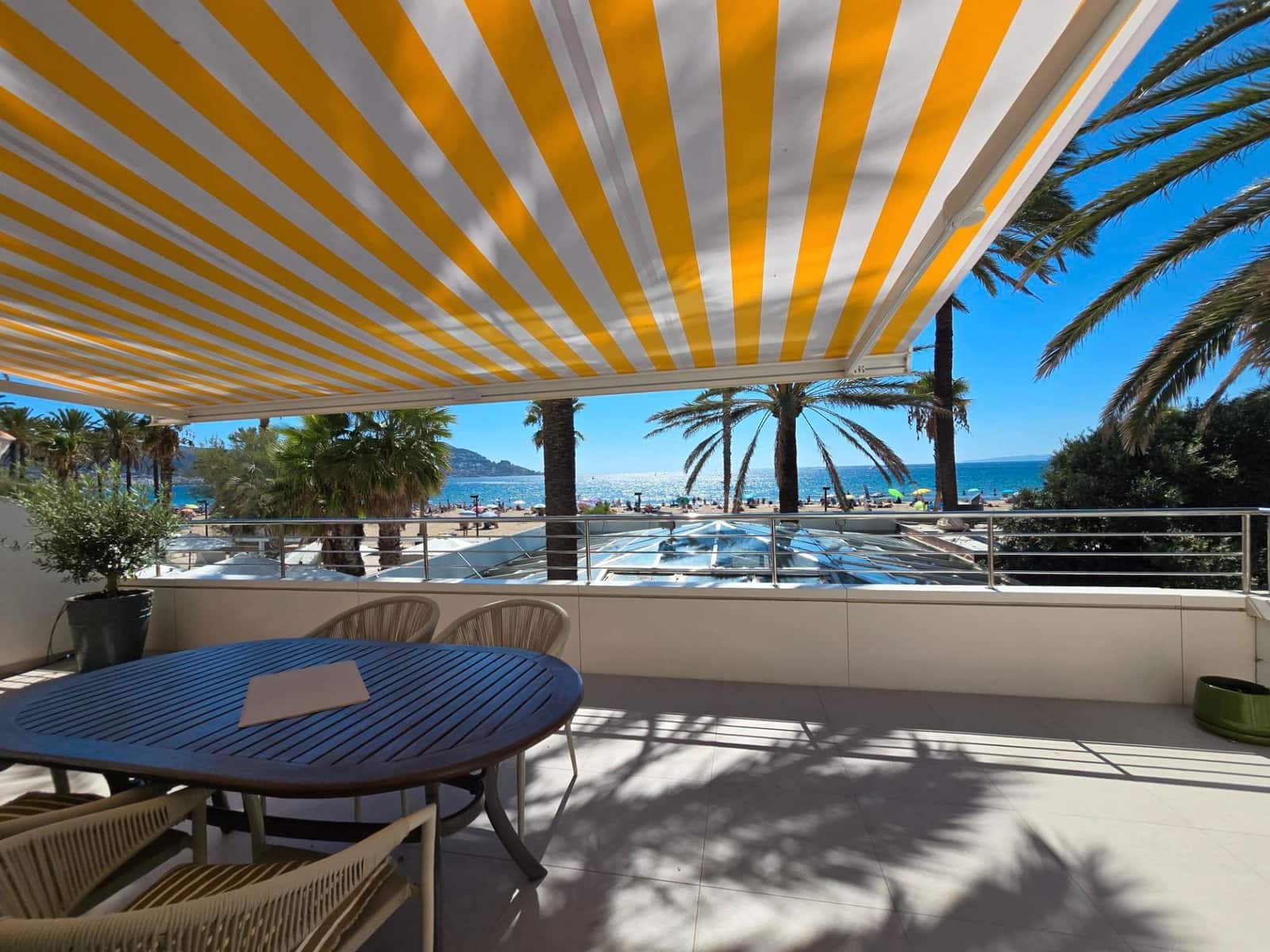 1 soveværelse Strandlejlighed til salg i Roses med swimmingpool - € 349.500 (Ref: 9205484)