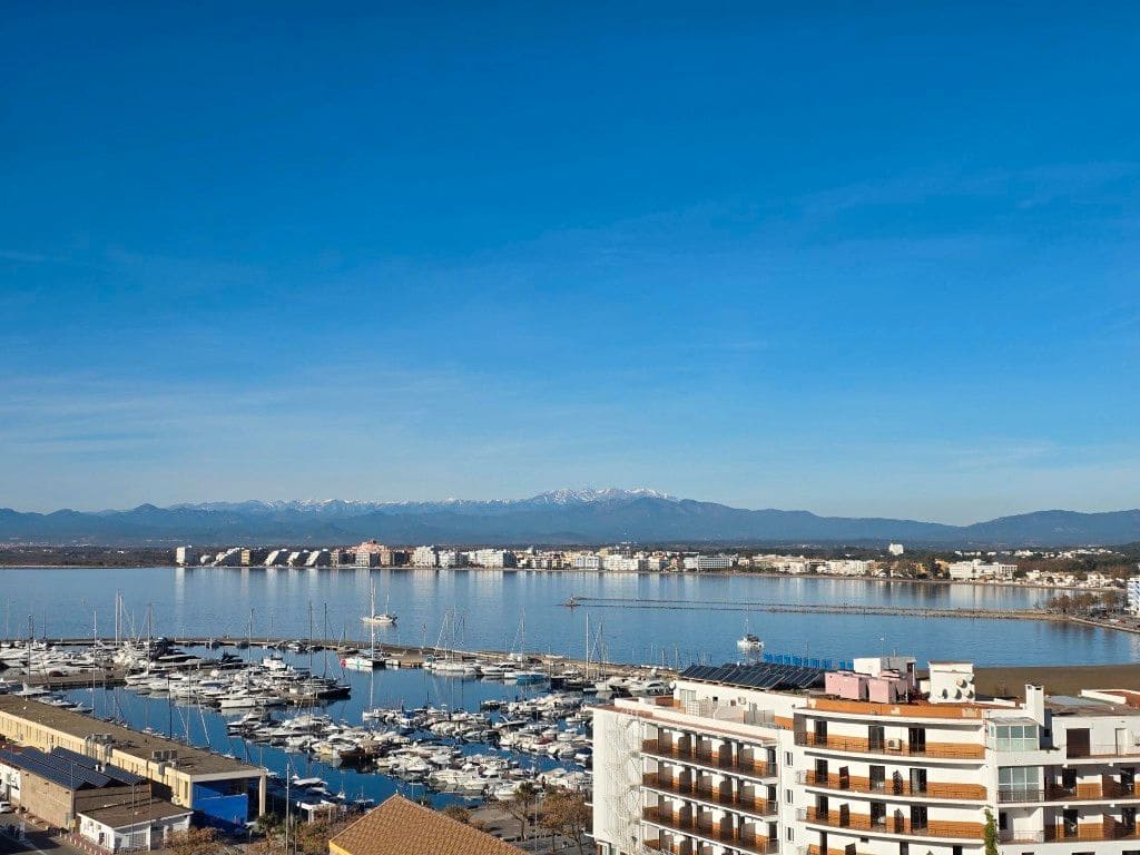 2 Zimmer Strandapartment zu verkaufen in Roses mit Garage - 275.000 € (Ref: 9424128)