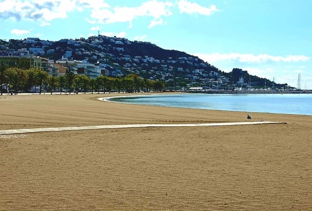 2 bedroom Beach Apartment for sale in Roses with garage - € 275,000 (Ref: 9424128)