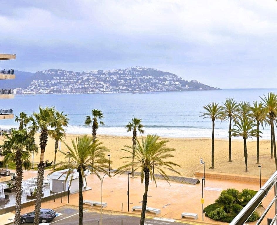 2 bedroom Apartment for sale in Roses with pool - € 180,000 (Ref: 9480598)