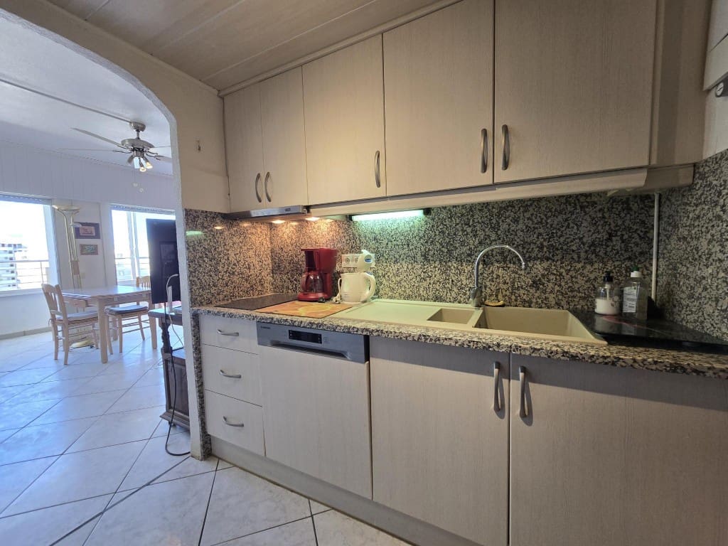 2 soveværelse Strandlejlighed til salg i Roses med swimmingpool - € 330.000 (Ref: 9536311)