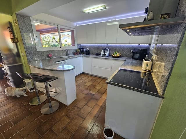 Chalet de 3 habitaciones en Fortià en venta con piscina garaje - 769.000 € (Ref: 9744261)