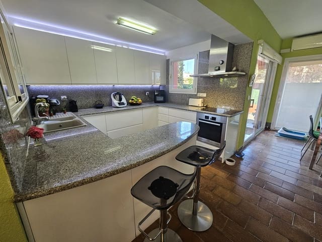 Chalet de 3 habitaciones en Fortià en venta con piscina garaje - 769.000 € (Ref: 9744261)