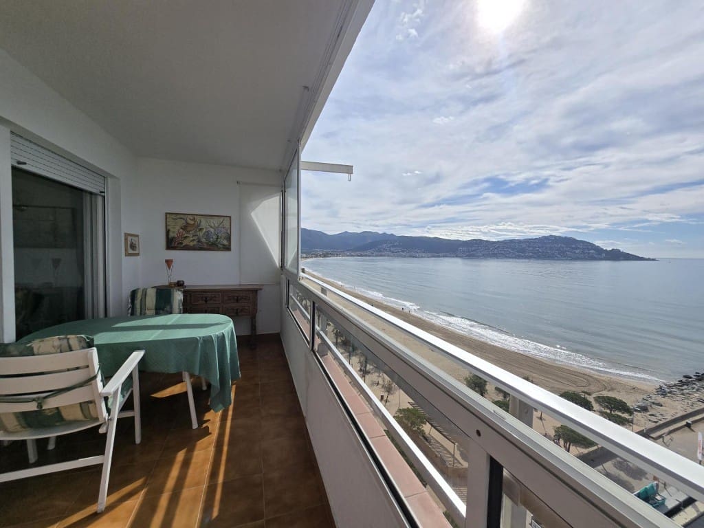 2 bedroom Beach Apartment for sale in Roses - € 420,000 (Ref: 9829441)