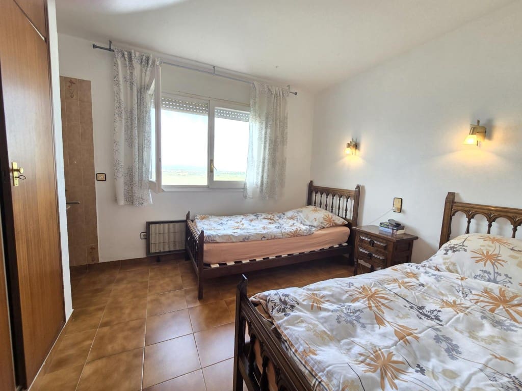 2 bedroom Beach Apartment for sale in Roses - € 420,000 (Ref: 9829441)