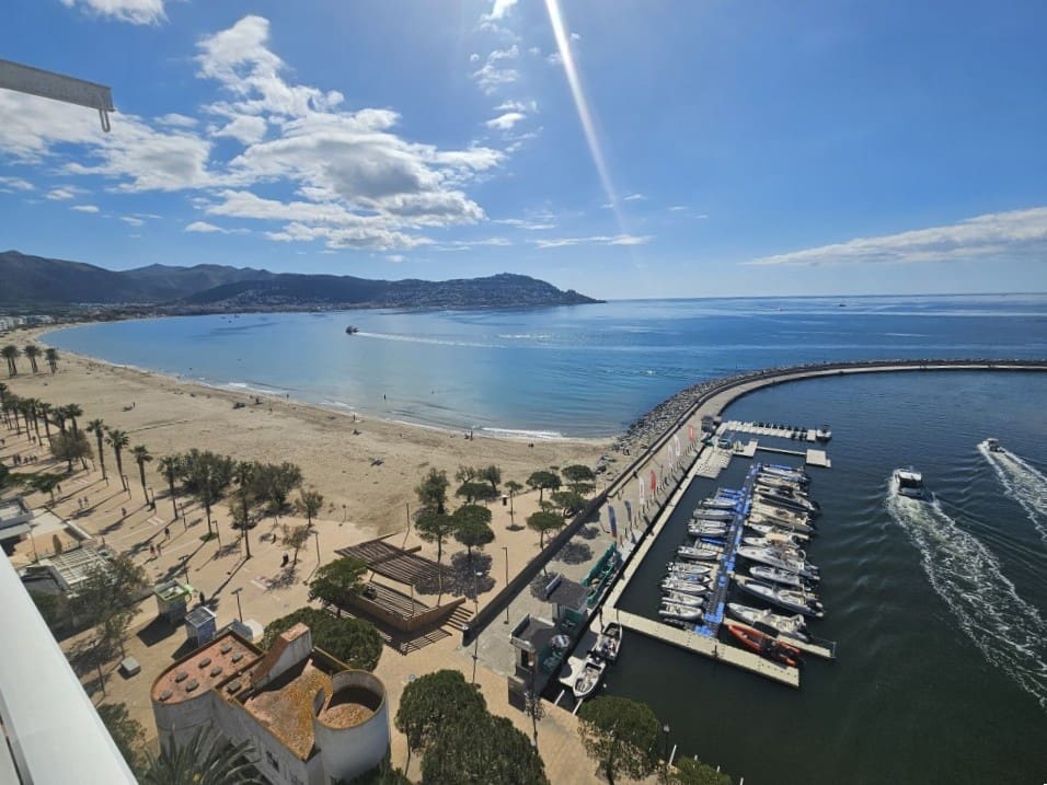 2 bedroom Beach Apartment for sale in Roses - € 420,000 (Ref: 9829441)