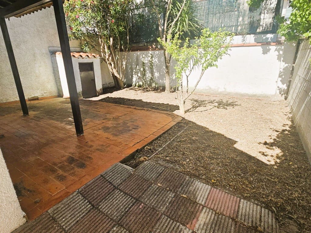 2 bedroom Townhouse for sale in Roses with pool - € 140,000 (Ref: 9890906)