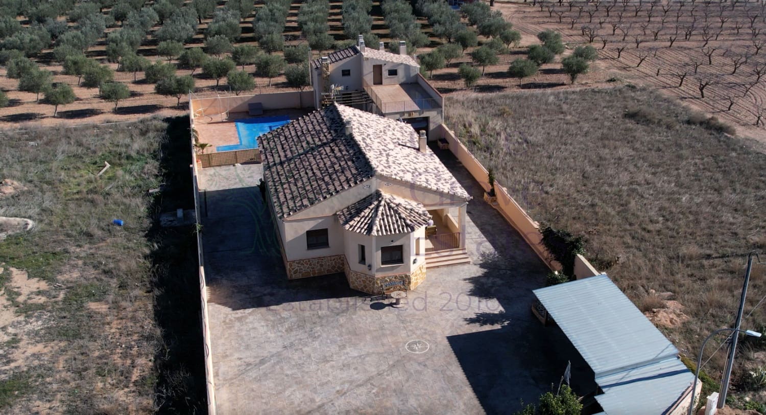3 bedroom Villa for sale in Caudete with pool garage - € 275,000 (Ref: 6769169)