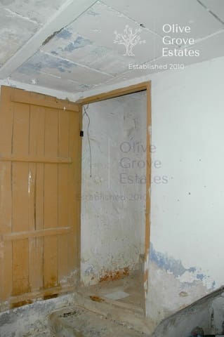 4 bedroom Townhouse for sale in Caudete - € 35,000 (Ref: 6769170)