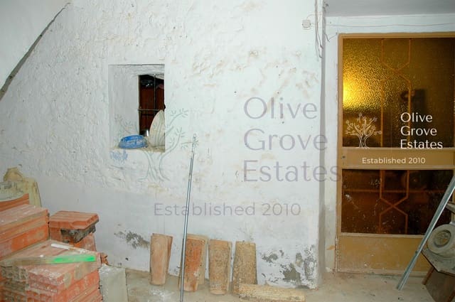 4 bedroom Townhouse for sale in Caudete - € 35,000 (Ref: 6769170)
