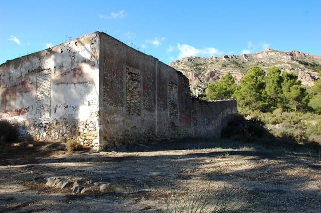 3 slaapkamer Finca/Landhuis te koop in Caudete met garage - € 159.995 (Ref: 6769175)