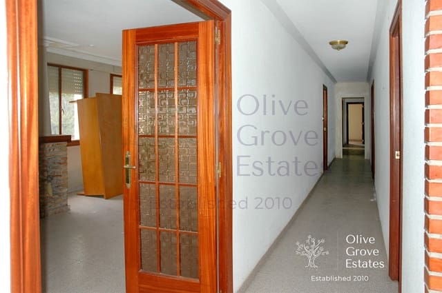 5 bedroom Villa for sale in Caudete with pool garage - € 189,995 (Ref: 6769177)