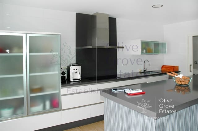 4 bedroom Villa for sale in Caudete with pool garage - € 395,000 (Ref: 6769182)