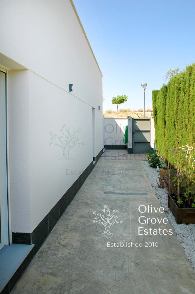 4 bedroom Villa for sale in Caudete with pool garage - € 395,000 (Ref: 6769182)