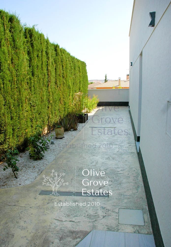 4 bedroom Villa for sale in Caudete with pool garage - € 395,000 (Ref: 6769182)
