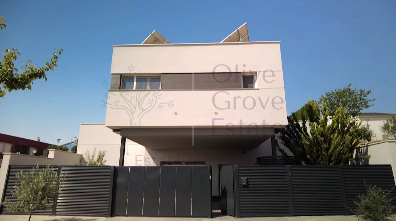 4 bedroom Villa for sale in Caudete with pool garage - € 395,000 (Ref: 6769182)