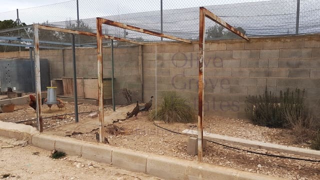 4 bedroom Villa for sale in Caudete with garage - € 370,000 (Ref: 6769193)