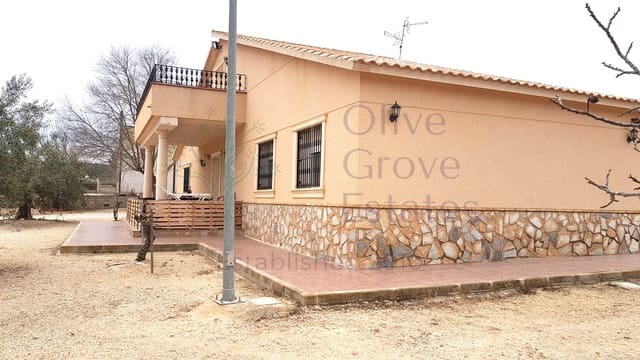 4 bedroom Villa for sale in Caudete with garage - € 370,000 (Ref: 6769193)