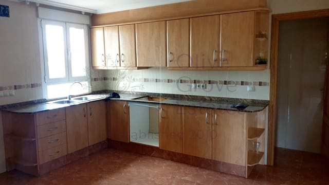 5 bedroom Villa for sale in Caudete with garage - € 224,995 (Ref: 6874187)