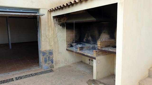 5 bedroom Villa for sale in Caudete with garage - € 224,995 (Ref: 6874187)