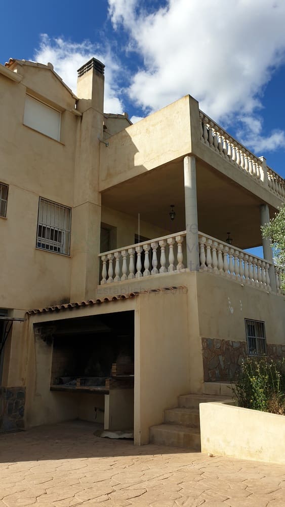 5 bedroom Villa for sale in Caudete with garage - € 224,995 (Ref: 6874187)
