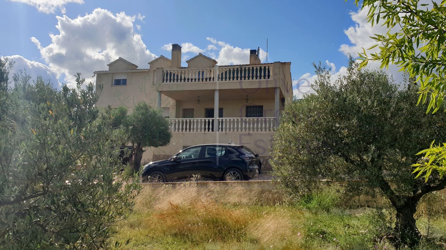 5 bedroom Villa for sale in Caudete with garage - € 224,995 (Ref: 6874187)