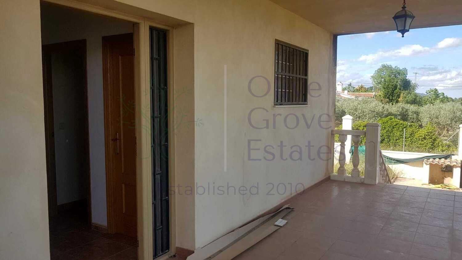 5 bedroom Villa for sale in Caudete with garage - € 224,995 (Ref: 6874187)