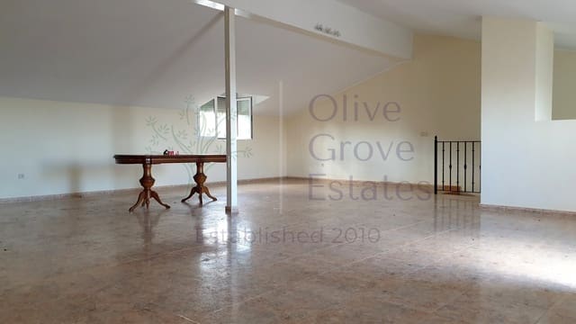 5 bedroom Villa for sale in Caudete with garage - € 224,995 (Ref: 6874187)