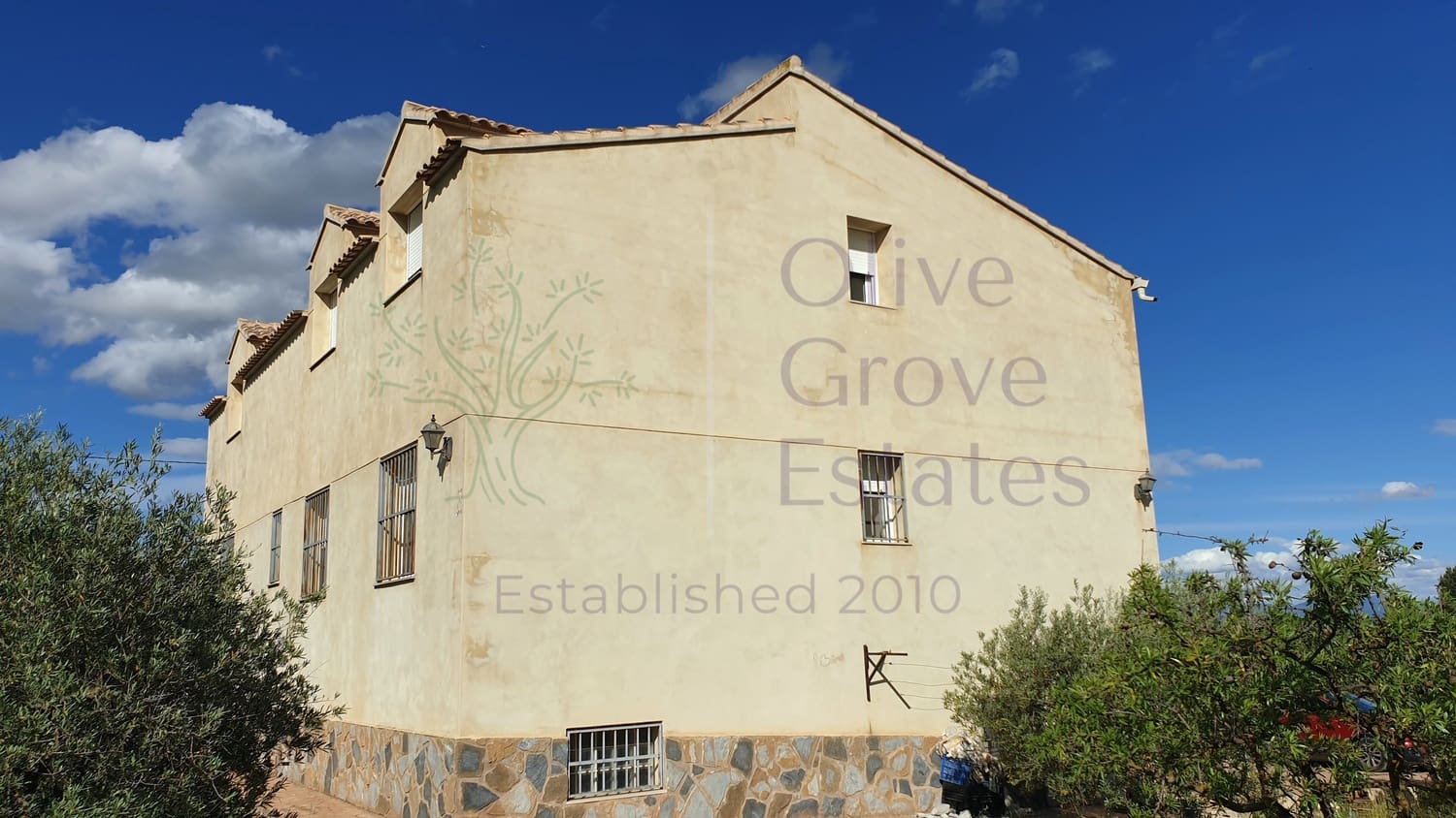 5 bedroom Villa for sale in Caudete with garage - € 224,995 (Ref: 6874187)